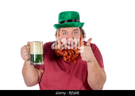 Patricks Day Party. Portrait von funny Fat Man holding Glas Bier Stockfoto