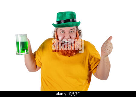 Ein Lächeln glücklich Fat Man in einen Kobold hat mit grünen Bier. Er feiert St. Patrick Stockfoto