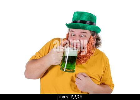 Ein Lächeln glücklich Fat Man in einen Kobold hat mit grünen Bier. Er feiert St. Patrick Stockfoto