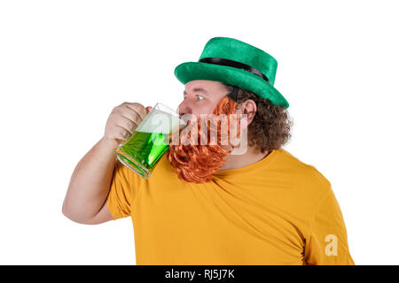 Ein Lächeln glücklich Fat Man in einen Kobold hat mit grünen Bier. Er feiert St. Patrick Stockfoto