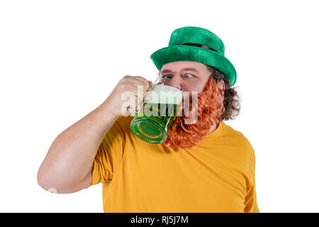 Ein Lächeln glücklich Fat Man in einen Kobold hat mit grünen Bier. Er feiert St. Patrick Stockfoto