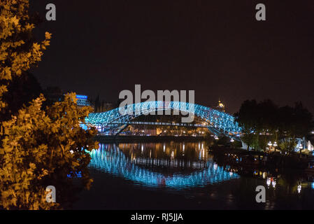 Brücke in Tiflis, der Hauptstadt von Georgien Stockfoto