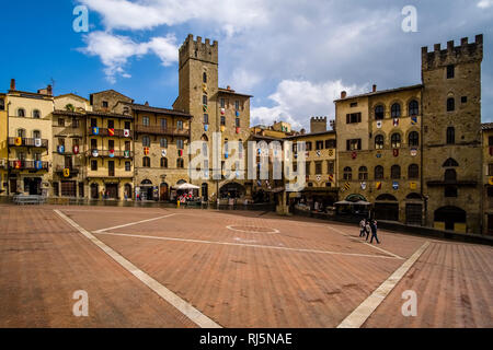 Der Hauptplatz, der Piazza Grande, der mittelalterlichen Stadt auf einem Hügel Stockfoto