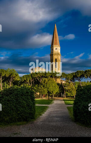 Arezzo Dom, Kathedrale Ss. Donato e Pietro, Duomo di Arezzo, von einem Park mit Bäumen und Büschen gesehen Stockfoto