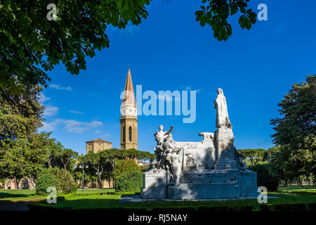 Monumento a F. Petrarca in einem Park mit Bäumen und Büschen, Arezzo Dom, Kathedrale Ss. Donato e Pietro, Dom von Arezzo in der Ferne Stockfoto