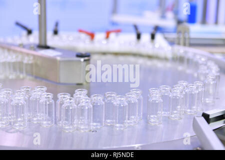 Klares Glas Flaschen Transfer auf Automatisierte Förderanlagen industrial automation für Paket Stockfoto