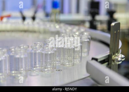 Klares Glas Flaschen Transfer auf Automatisierte Förderanlagen industrial automation für Paket Stockfoto