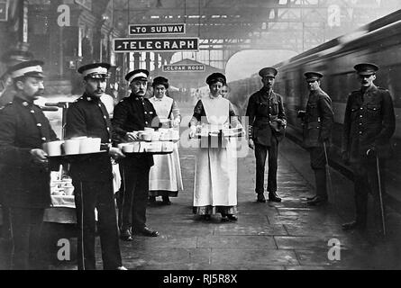 WW 1 Rote Kreuz und St. John's Ambulance Feuerwehr freiwillige Hilfe Loslösung Freiwillige mit Erfrischungen in einem Rai Stockfoto