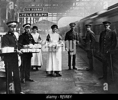 Ein WW1 Rotes Kreuz und St. Johns Ambulane Feuerwehr Freiwilliger an einem Bahnhof Stockfoto