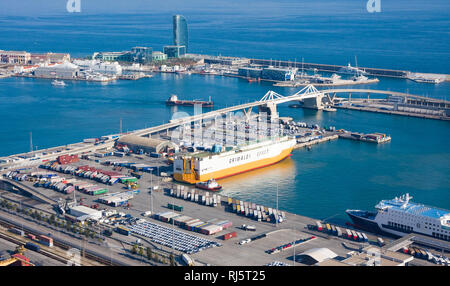 Barcelona, Spanien - Januar 21, 2019: Blick vom Montjuïc Schloss von Barcelona Hafen mit Schiffen, Kränen und Container angedockt Stockfoto