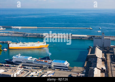 Barcelona, Spanien - Januar 21, 2019: Blick vom Montjuïc Schloss von Barcelona Hafen mit Schiffen, Kränen und Container angedockt Stockfoto