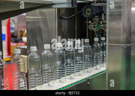 Klare Flaschen Transfer auf Automatisierte Förderanlagen industrial automation für Paket Stockfoto