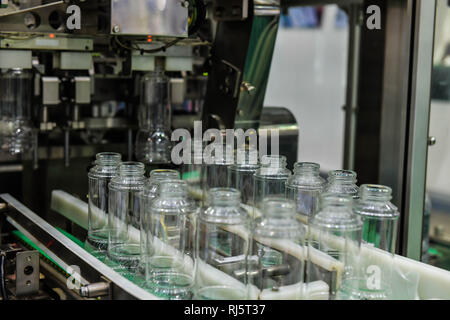 Klares Glas Flaschen Transfer auf Automatisierte Förderanlagen industrial automation für Paket Stockfoto