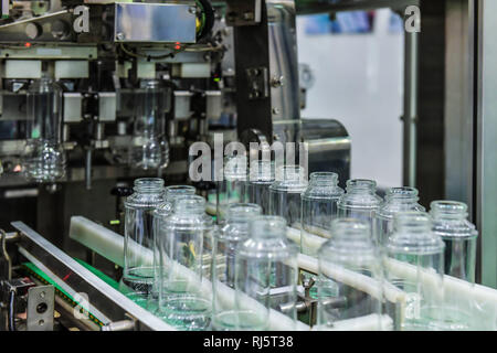 Klares Glas Flaschen Transfer auf Automatisierte Förderanlagen industrial automation für Paket Stockfoto