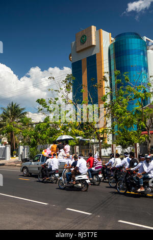 Kambodscha, Preah Koh Kong, Straße 1, trauerzug vorbei Steuer Zweig Gebäude, van der Sarg Stockfoto