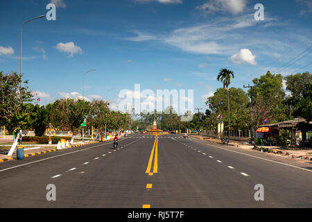 Kambodscha, Preah Koh Kong, große vierspurige Straße 1 führenden nach Koh Kong Provinz maritime Hafen Denkmal Stockfoto