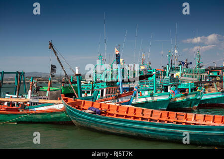 Kambodscha, Preah Koh Kong, bunte Fischerboote auf Prek Kaoh Pao River bei Flut günstig Stockfoto