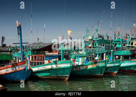 Kambodscha, Preah Koh Kong, bunte Fischerboote auf Prek Kaoh Pao River bei Flut günstig Stockfoto