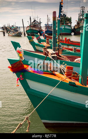Kambodscha, Preah Koh Kong, bunte lucky Girlanden zu Fischerboote auf Prek Kaoh Pao Fluss günstig befestigt Stockfoto