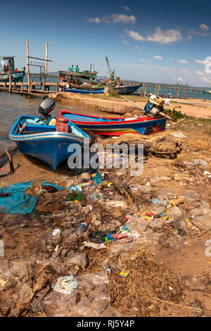 Kambodscha, Preah Koh Kong, Prek Kaoh Pao Fluss angeln Boote auf unordentliche Ufer übersät mit Kunststoff Stockfoto