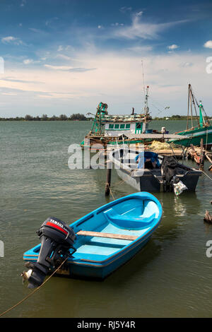 Kambodscha, Preah Koh Kong, bunten Fischerboote vertäut onPrek Kaoh Pao Fluss Stockfoto