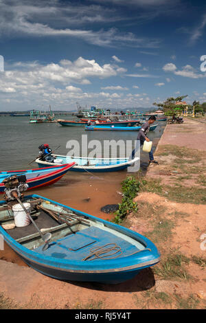 Kambodscha, Preah Koh Kong, Mann weg von bunten Fischen Boot Tender auf Prek Kaoh Pao Fluss günstig Stockfoto