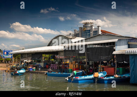 Kambodscha, Preah Koh Kong, Prek Kaoh Pao Fluss, bunte Boote bei Dong Tung Hafen Gebäude Stockfoto
