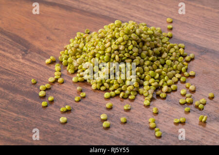 Haufen frischen grünen Ausschreibung Sorghum auf hölzernen Hintergrund Stockfoto