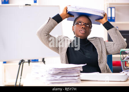 Schwarze weibliche Mitarbeiter mit übermäßiger Arbeit unzufrieden Stockfoto