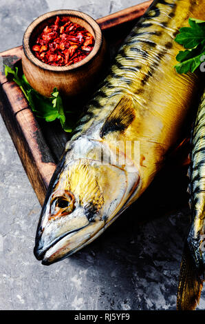 Leckeren geräucherten Fisch auf Küche. geräucherte Makrele Stockfoto