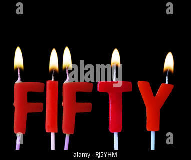 50 spellt rot Geburtstag Kerzen vor einem schwarzen Hintergrund Stockfoto