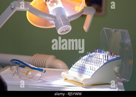 Professionellen Zahnarzt Werkzeuge in der Zahnarztpraxis. Dental Hygiene und Gesundheit konzeptionell. Zahnmedizinische Lampe leuchtet Stockfoto