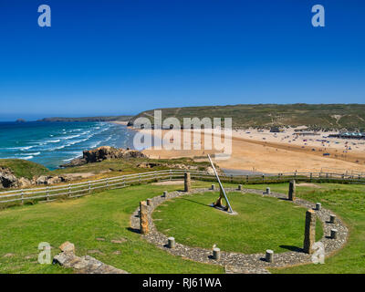 22. Juni 2018: Perranporth, North Cornwall, UK - Die perranzabuloe Millennium Sundial durch lokale Künstler Stuart Thorn, mit Blick auf den Strand, während des s Stockfoto