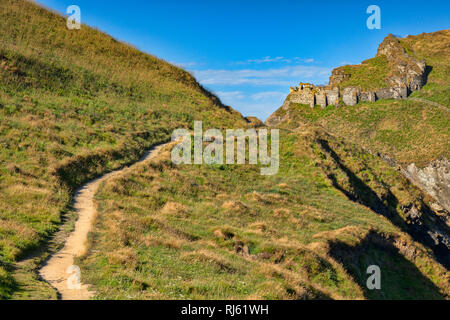 Der South West Coast Path, da es Ansätze Burg Tintagel, Cornwall, Großbritannien Stockfoto