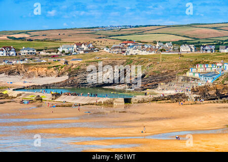 Vom 6. Juli 2018: Bude, Cornwall, UK - Der Strand und der Gezeiten- Swimmingpool, mit der Stadt und Hügel jenseits, während der Sommerhitze. Die Hügel sind angezeigt Stockfoto