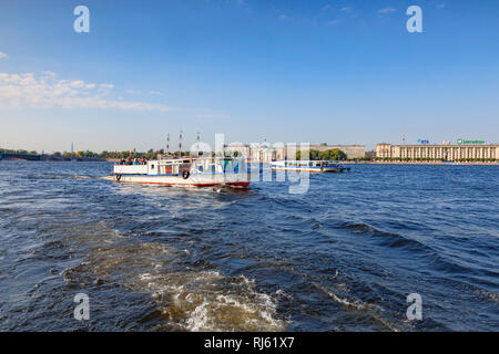 19. September 2018: St. Petersburg, Russland - Touristische Boote auf dem Fluss Newa, an einem hellen und sonnigen Herbsttag. Stockfoto