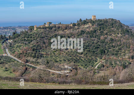 Schöne Luftaufnahme des mittelalterlichen Dorfes von Monticchiello, Siena, Toskana, Italien Stockfoto