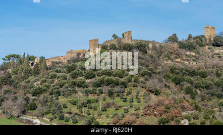 Schöne Luftaufnahme des mittelalterlichen Dorfes von Monticchiello, Siena, Toskana, Italien Stockfoto