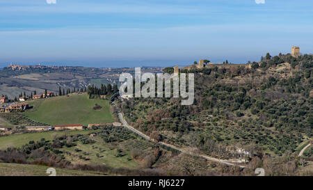 Schöne Luftaufnahme von Monticchiello und Pienza, Siena, Toskana, Italien Stockfoto