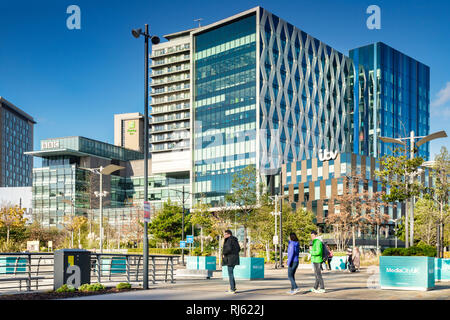 2. November 2018: Salford Quays, Manchester, UK-ITV, BBC Gebäude an einem sonnigen Herbsttag, strahlend blauer Himmel, farbenfrohe junge Menschen in... Stockfoto