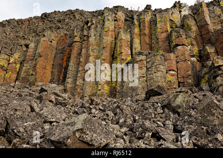 WY 03142-00 ... WYOMING - Basaltsäulen Felswand entlang der Gardiner Fluss bedeckt mit bunten Flechten in der Nähe des Cliff Sheepeater Anzeigebereich in Yellowsto Stockfoto