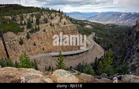 WY 03146-00 ... WYOMING - Blick über das Mammut - Norris Straße Wicklung pass Terrasse Berg in Yellowstone National Park. Stockfoto