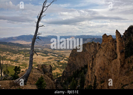 WY 03150-00 ... WYOMING - bunte Klippen und Turmspitzen und einen Blick auf das Mammut von der Bunsen Peak Trail im Yellowstone National Park gesehen. Stockfoto