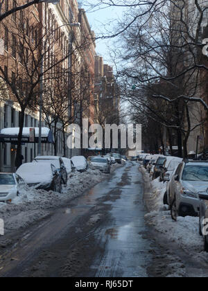 Schneebedeckte Autos auf der West 77th Street, New York Stockfoto