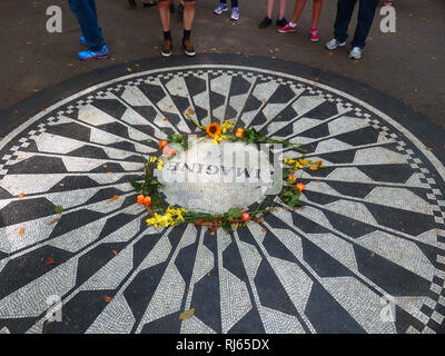 Strawberry Fields zu John Lennon gewidmet mit kultigen "Imagine" Mosaik Kreis von Touristen besucht Stockfoto