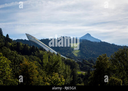 Garmisch-Partenkirchen mit Alpspitze und Skisprungschanze im Sommer, Stockfoto