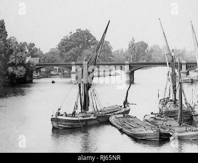 Thames Lastkähne auf Themse von Kingston Bridge Stockfoto