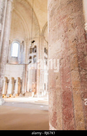 Europa, Deutschland, Nordrhein-Westfalen, Köln, Blick in die Vierung von Groß St. Martin, im Vordergrund Überreste der romanischen Wandbemalung Stockfoto