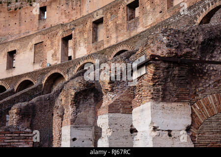 Europa, Italien, Latium, Rom, Architekturdetail im Kolosseum Stockfoto