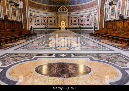 Europa, Italien, Latium, Rom, Chorraum und Kathedrale des Papstes in der Kirche San Giovanni in Laterano Stockfoto